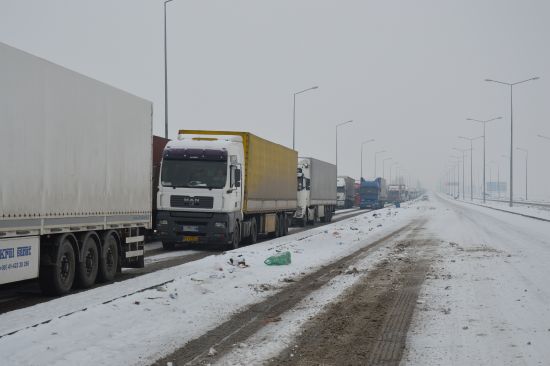 Kar yağışı sürücülere zor anlar yaşatıyor